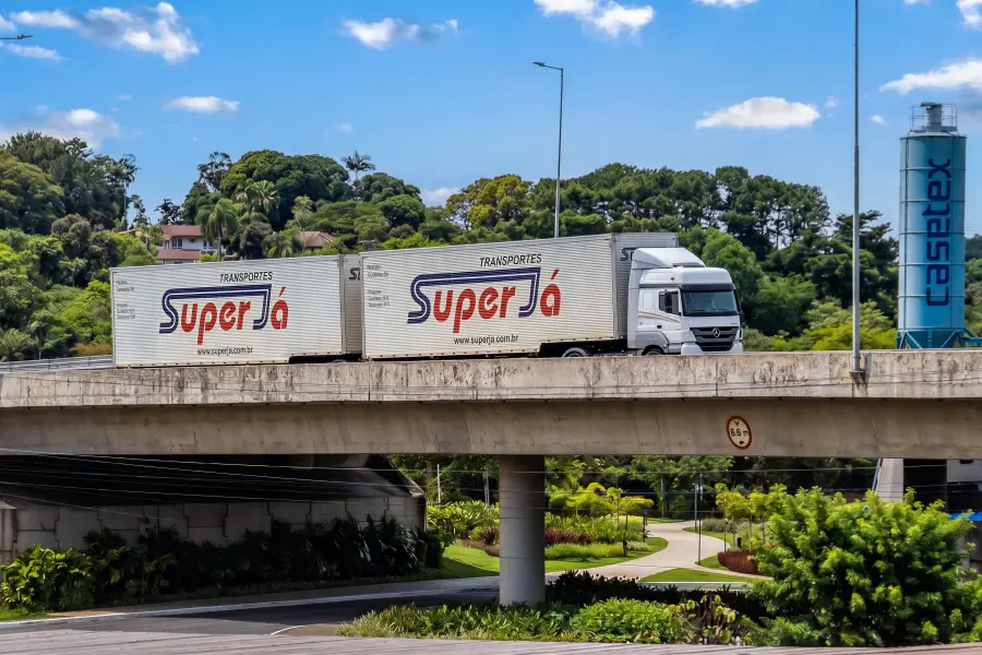 Frota de caminhões da Super Já